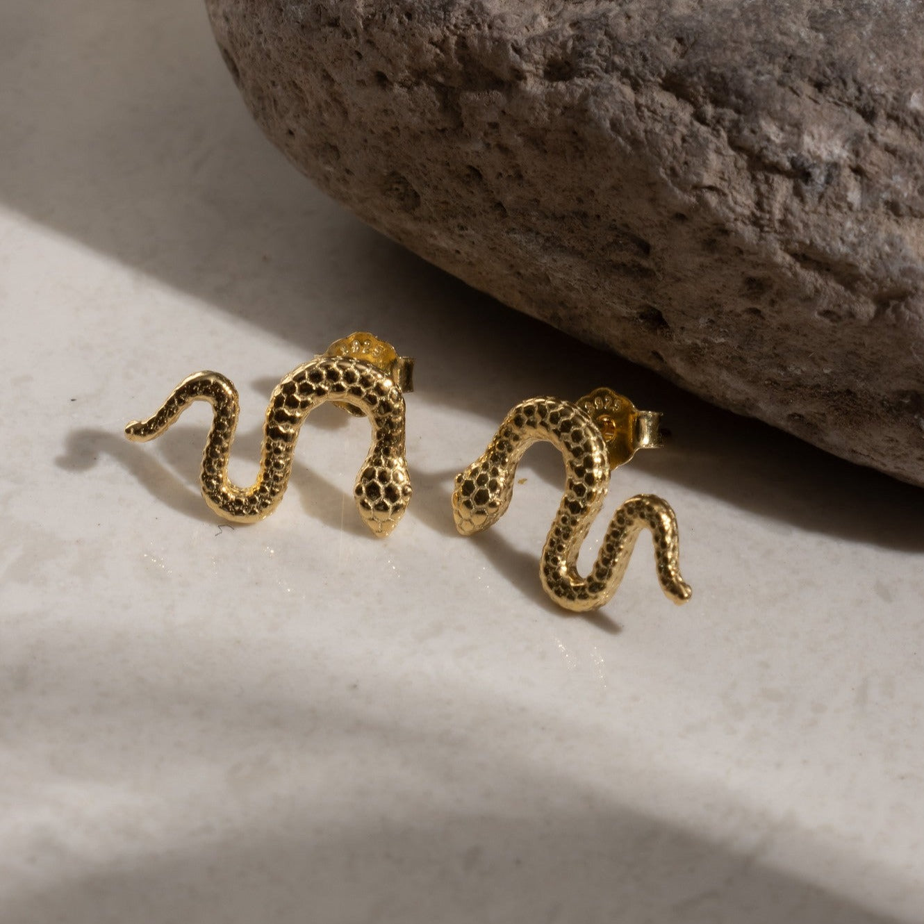 Pendientes en acero inoxidable mini serpiente color dorado.