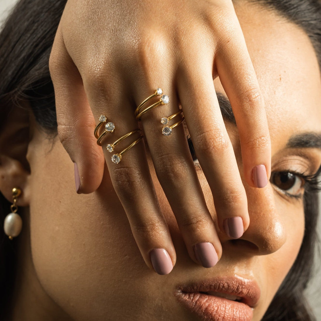 Anillo abierto, ajustable, de dos tiras con zirconia blancas. A prueba de agua de acero inoxidable con chapa de oro.